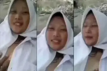 Ngewe Gadis SMA di Batu Sungai Becek Ganas Hot